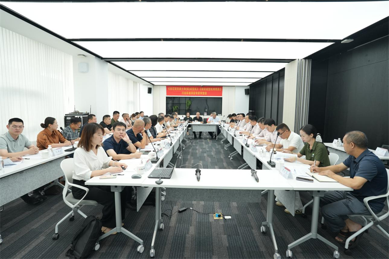 От производство към „интелигентно“ производство: QGM проведе експертна среща за преглед на индустриалните стандартни проекти на „Машина за формоване на каменни бетонни тухли (плочи)“ и „Машина за формоване на блокове“