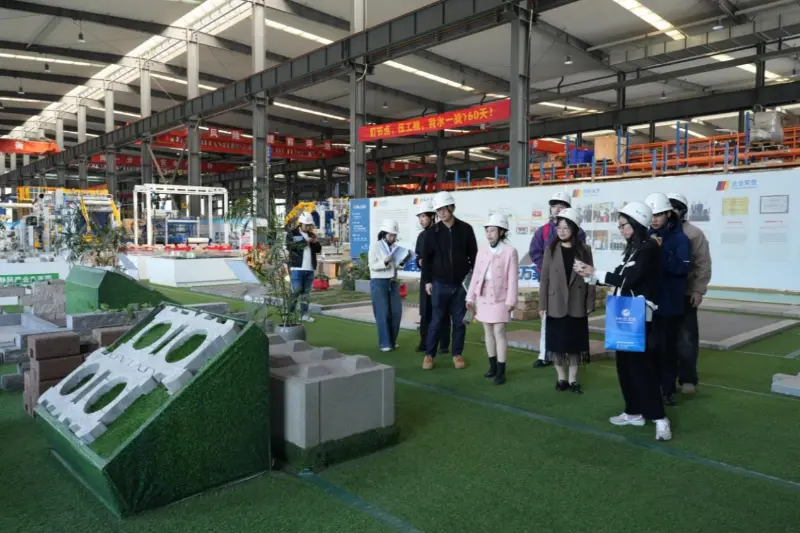 Фокусирайки се върху нуждите от развитие в чужбина, Quangong Machinery Co., Ltd. си сътрудничи с Университета за чуждестранни изследвания и търговия във Фуджоу, за да култивира международно ориентирани таланти.